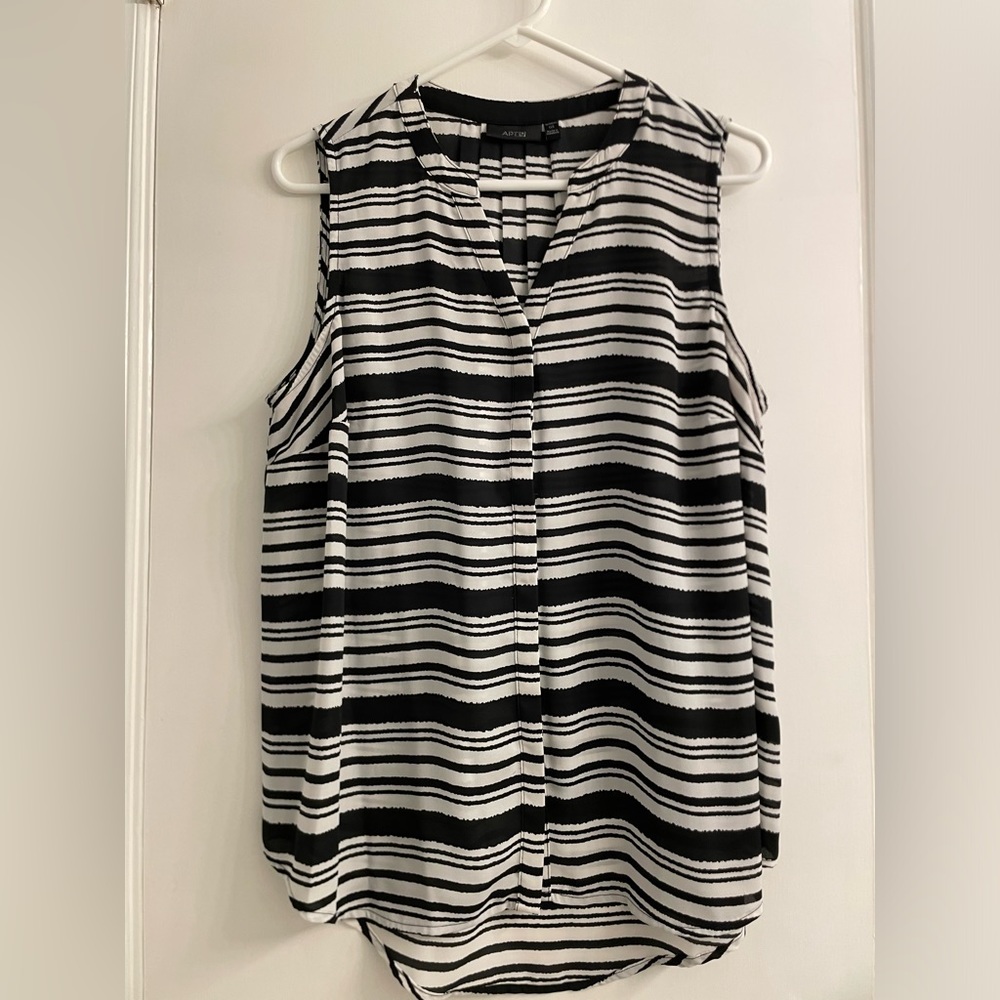 APT. 9 Sleeveless 0X Full Button V-neck Blouse